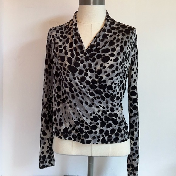 Doncaster Vintage Silk Gray  Black Animal Print V Neck Wrap Style Top Women’s 6 - Picture 1 of 10